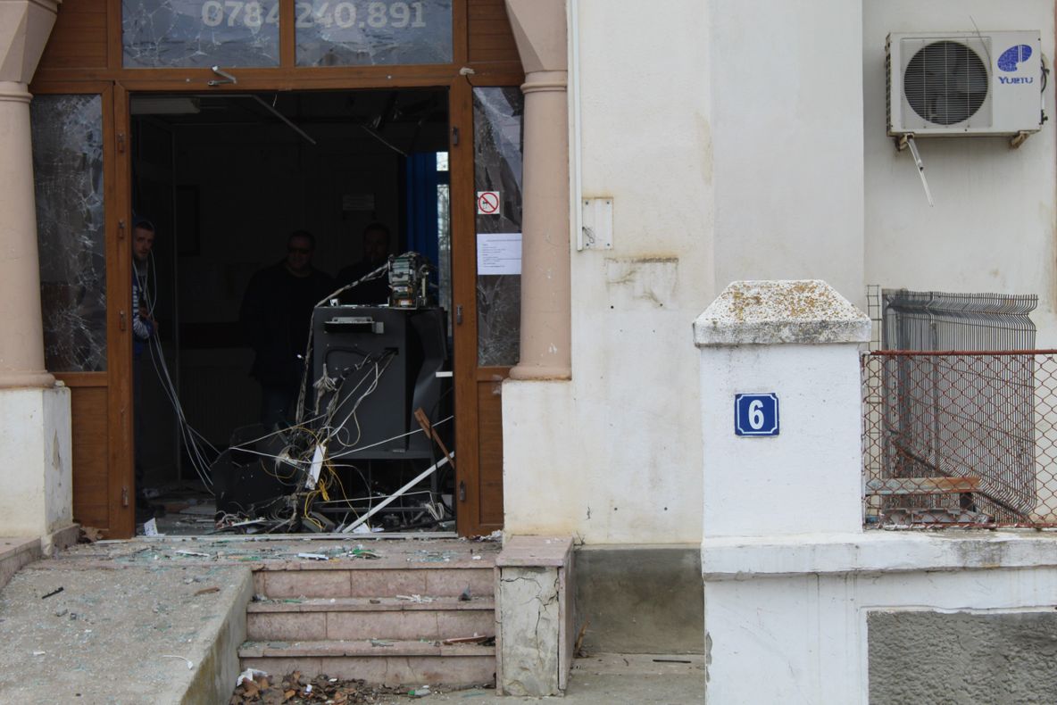 Bancomat aruncat în aer cu ajutorul unei butelii în comuna Viziru