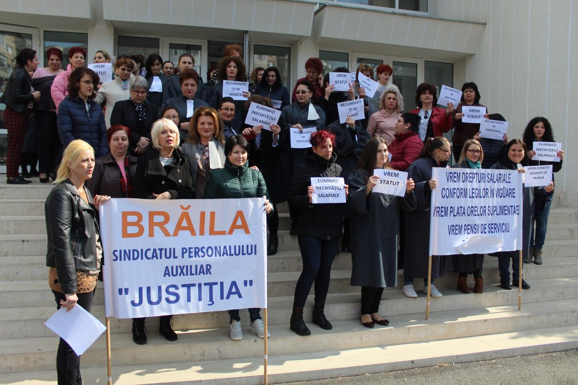 Grefierii au fost două ore în grevă