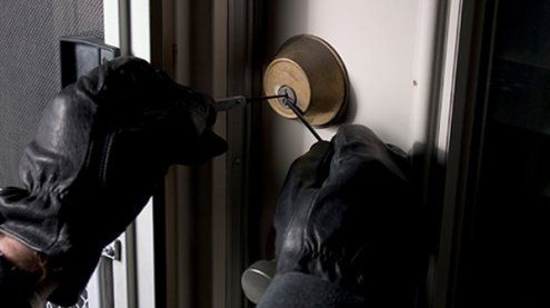 Patru gălățeni au dat iama în gospodăria unei femei din comuna Vădeni, județul Brăila