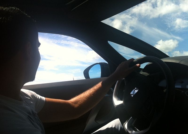 Și-a lăsat băiatul de 16 ani la volan! Tatăl inconștient vroia ca odrasla să învețe să conducă!