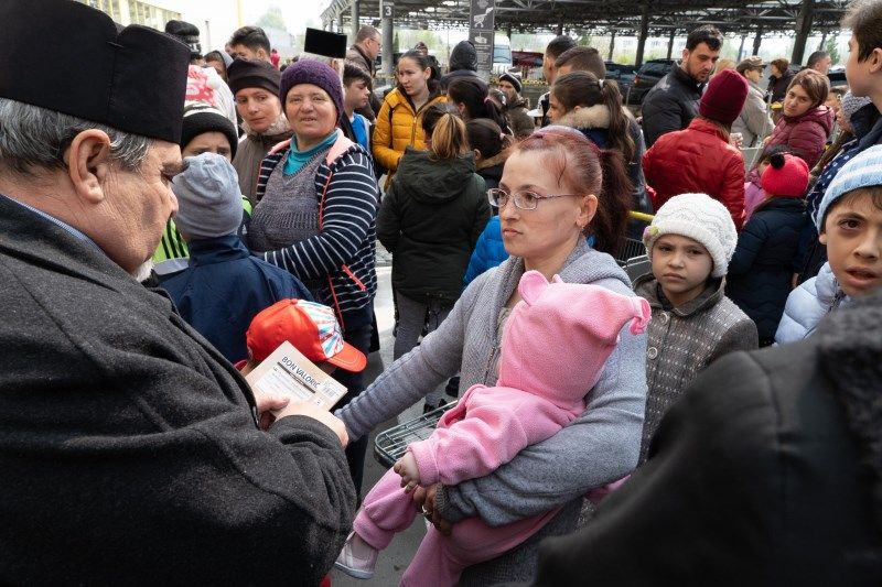 Programul social-filantropic „Ne înnoim de Sfintele Paşti“ a continuat în municipiul Brăila