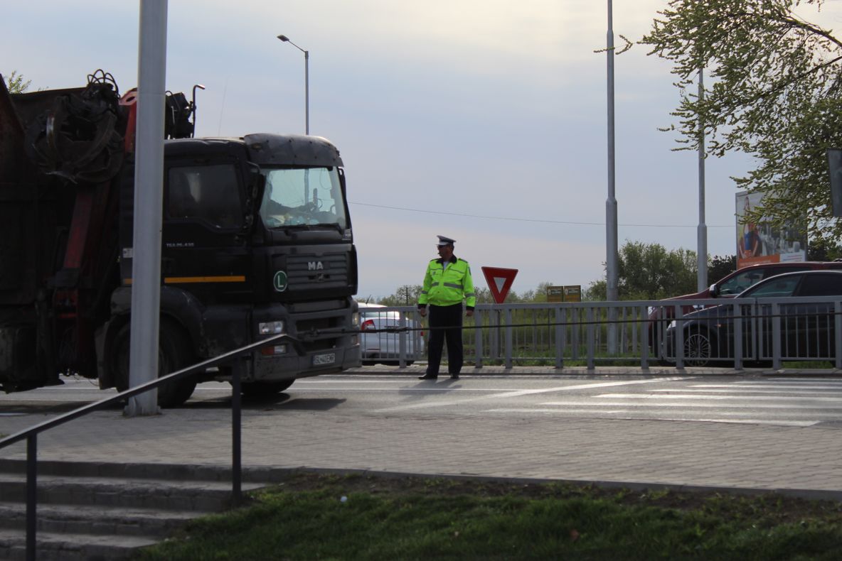 Camion cu deșeuri neferoase răsturnat pe DE 584