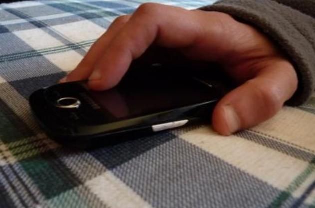 Invitată în casă să i se ofere mâncare, o minora a furat două telefoane