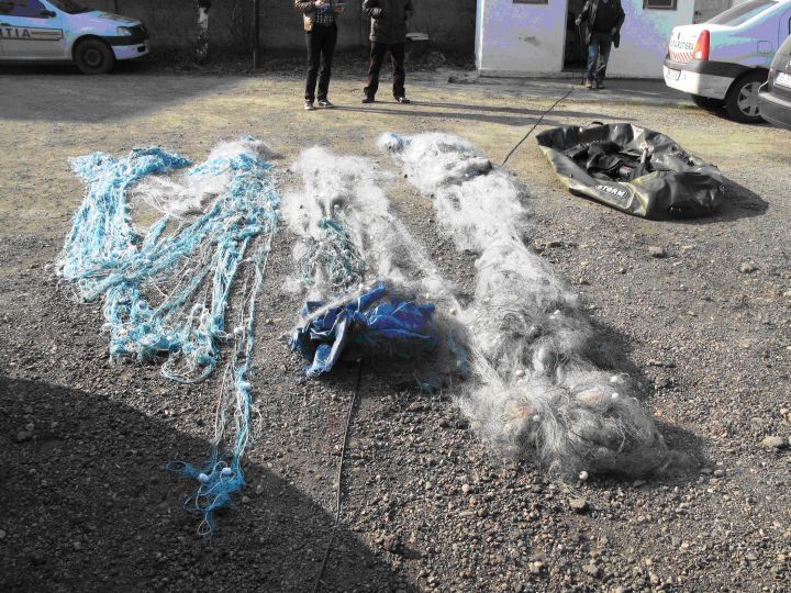 Percheziții la doi bărbați din Tichilești bănuiți de braconaj piscicol