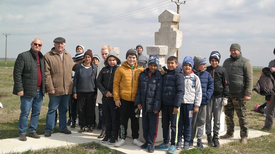 Troiță și stejari pe locul fostului sat Budișteanu, desființat de comuniști acum 50 de ani