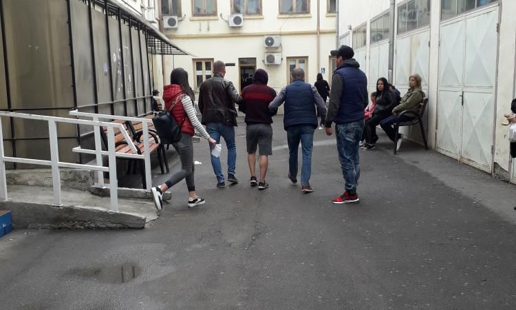 Condamnat pentru loviri și alte violențe, încerca să se ascundă în curtea Serviciului de Evidența Persoanelor