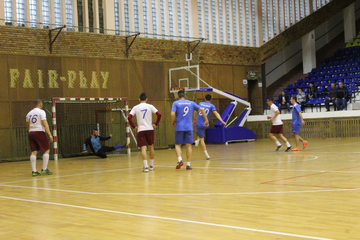 Semifinale echilibrate la Cupa primăverii la fotbal în sală