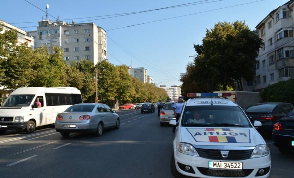 Circula cu 20 km/h peste viteza legală deși avea permisul suspendat