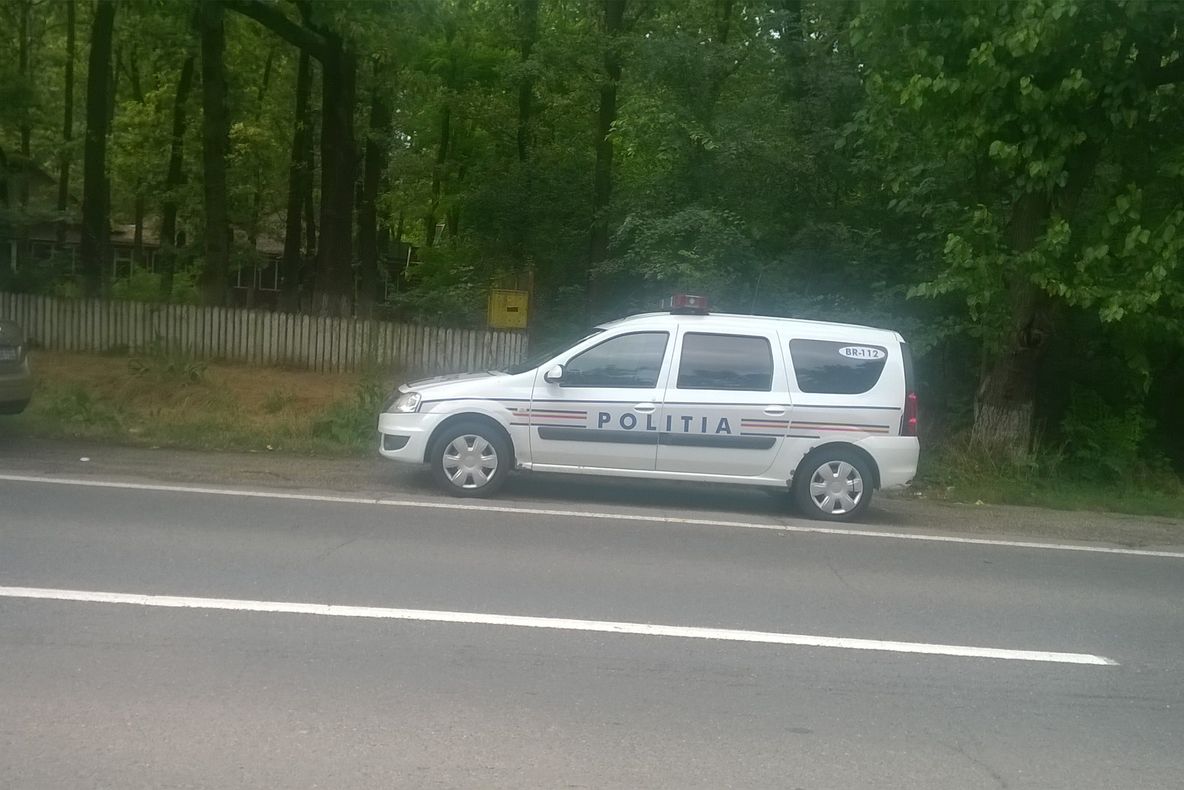 Armă neletală descoperită de polițiști într-o mașină