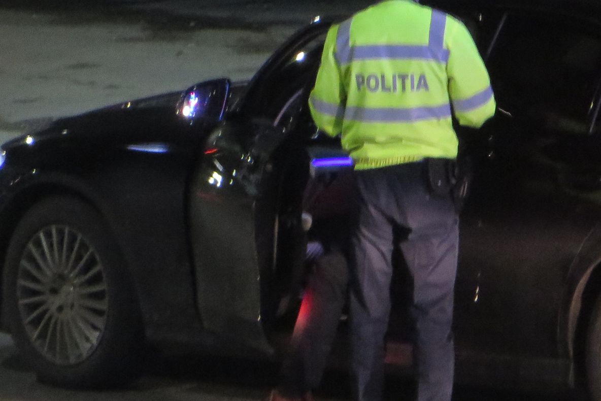Aproape de miezul nopții, un tânăr a fost depistat în stare de ebrietate la volan!
