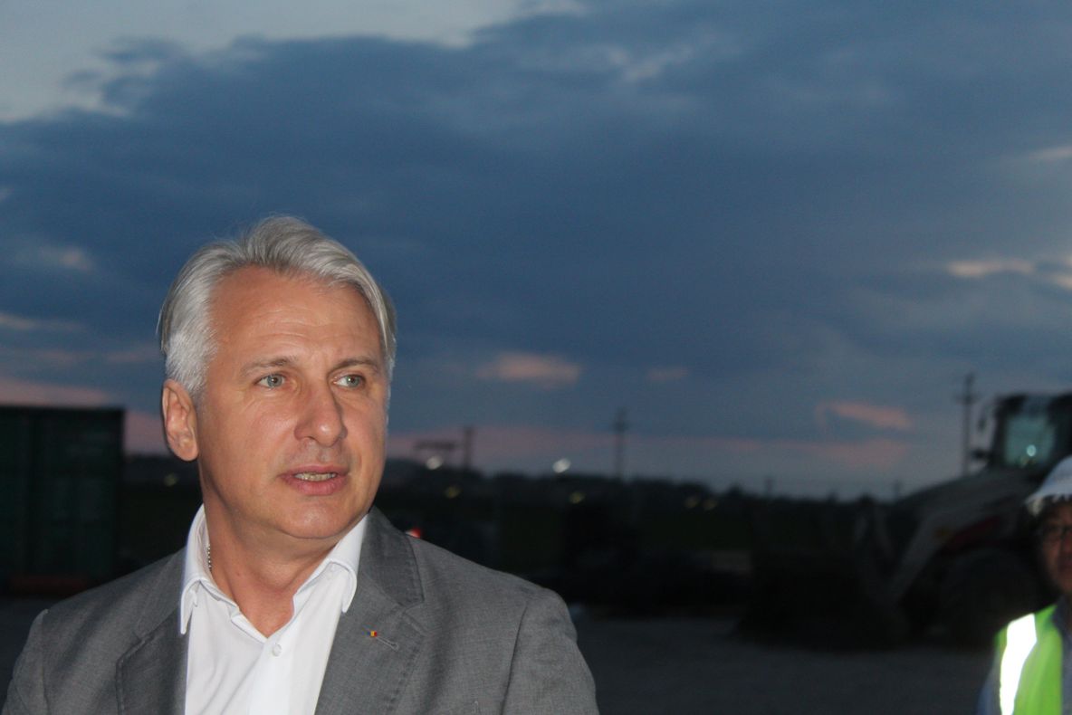 Teodorovici: La inaugurare nu vor fi atâtea foarfeci câte persoane vor dori să taie panglica