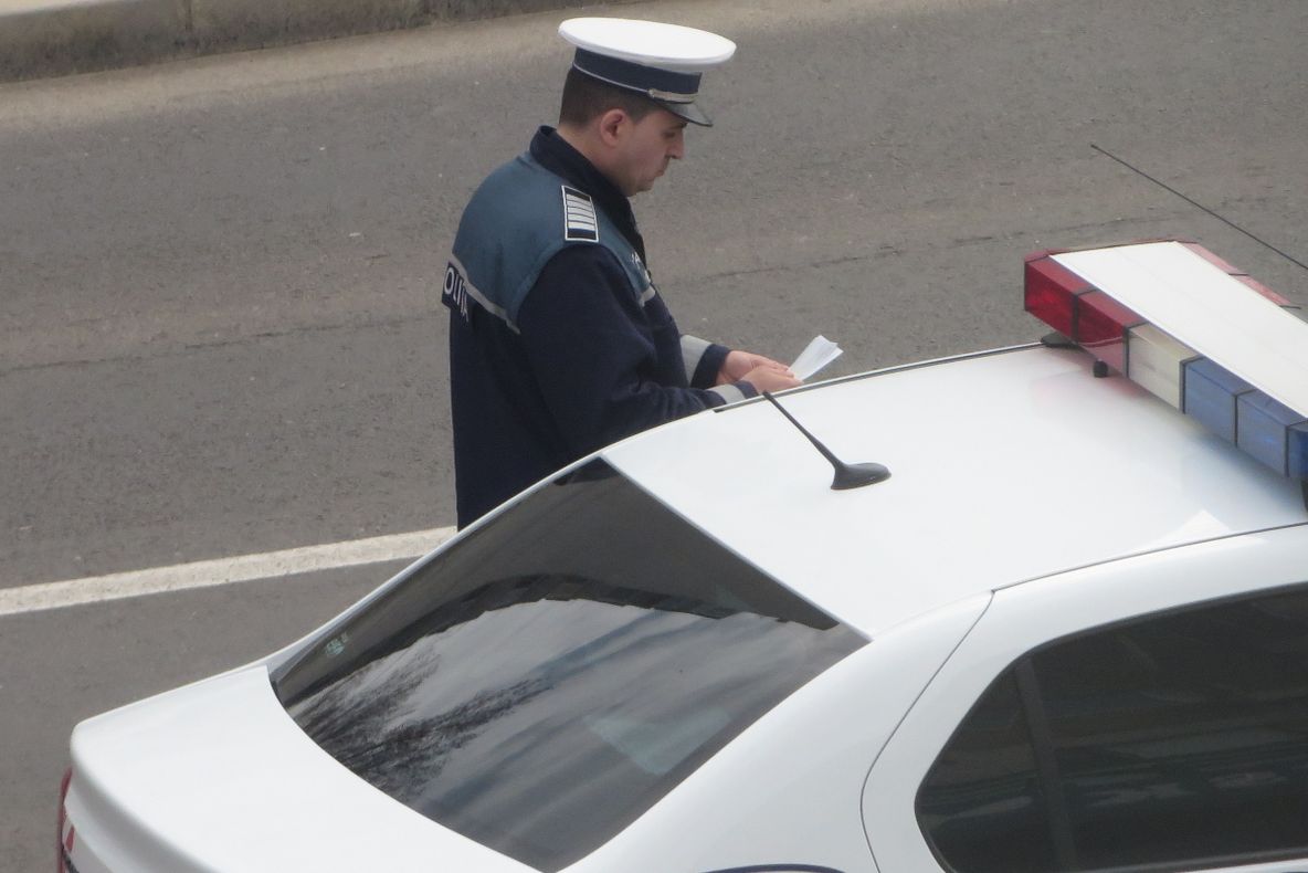 La un control de rutină, polițiștii au găsit în mașina unui doljean un cuțit, 3 ceasuri și 600 de euro și 3.650 de lei