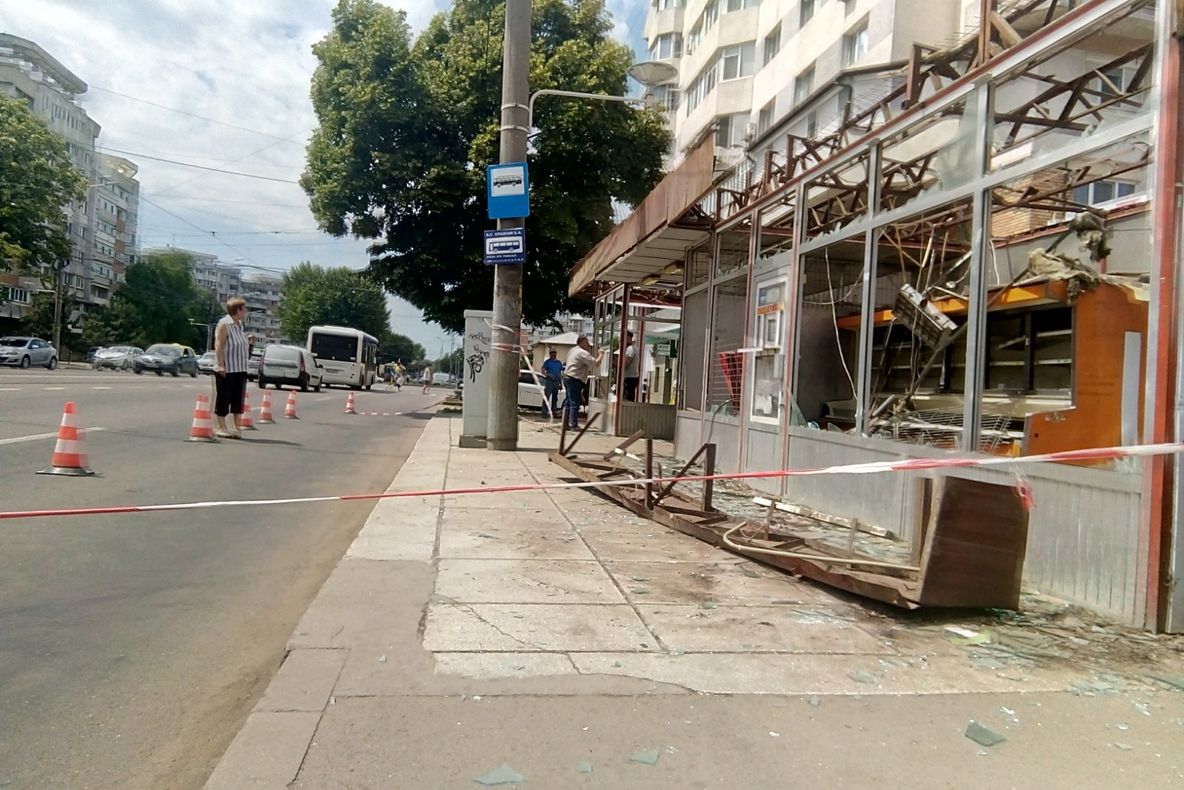 Chioșcurile din stațiile de autobuz din Bariera Călărașilor au fost demolate