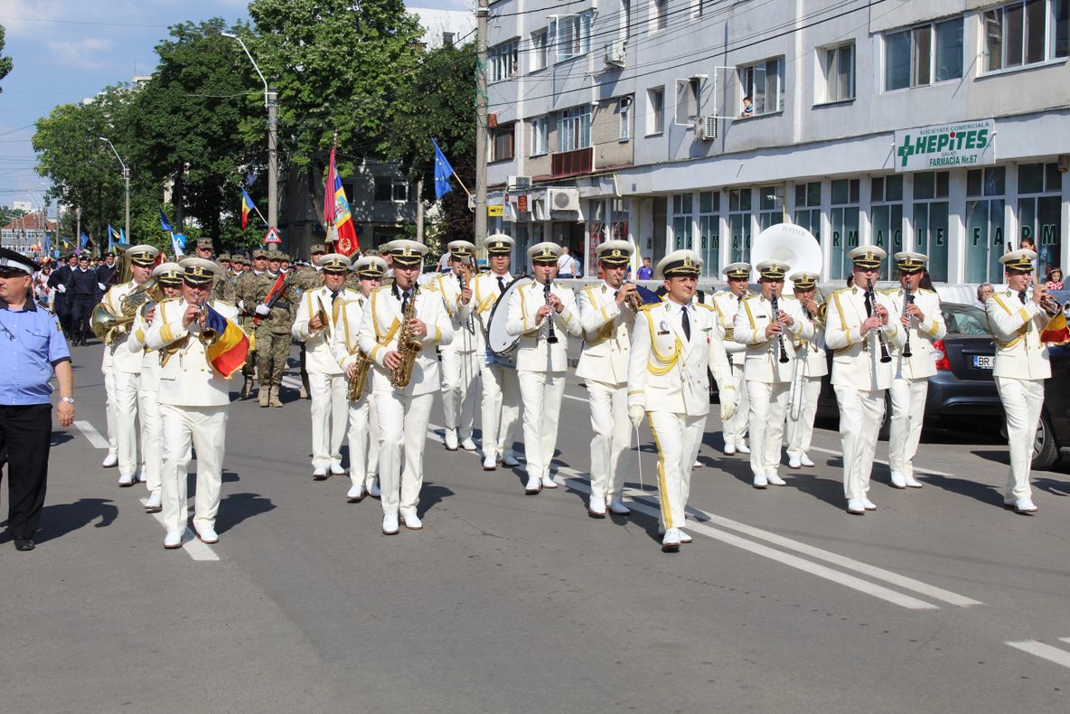 Sute de brăileni au participat la cinstirea eroilor