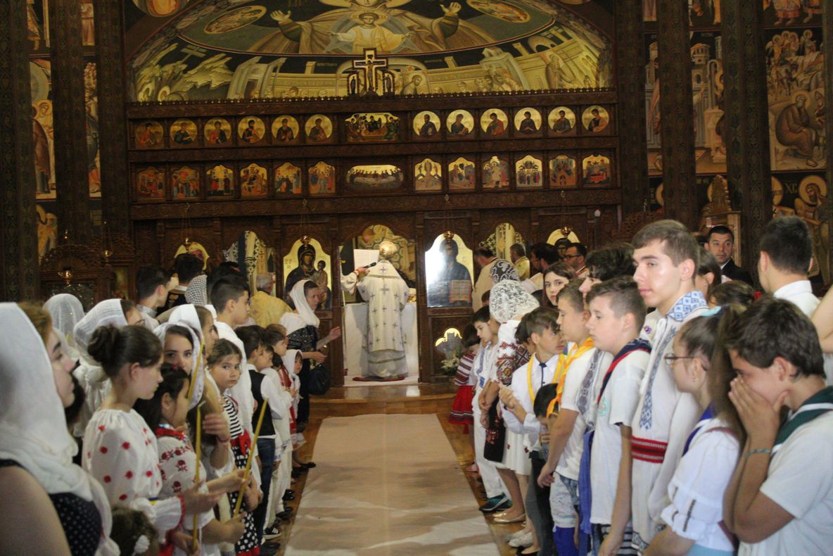 Astăzi a fost sfințită Biserica ”Sf. Arhangheli Mihail și Gavril”, singura biserică fără turle din Brăila