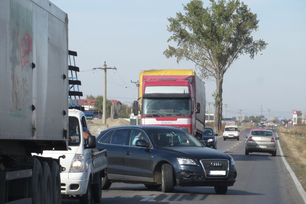 16 șoferi au rămas fără permis pentru nerespectarea semaforului de la Podul Vulpea