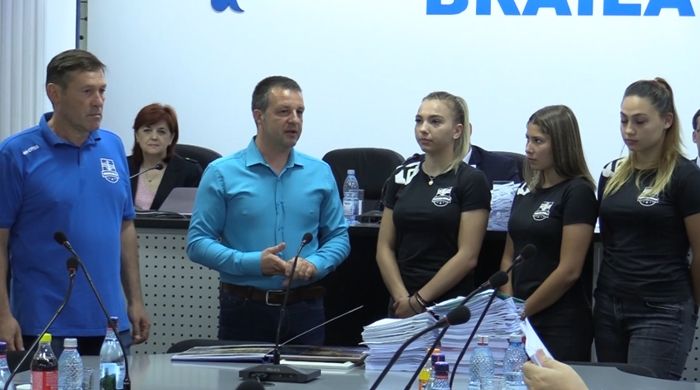 Echipa HC Dunărea, în CLM! Jucătoarele i-au oferit primarului cadouri simbolice!