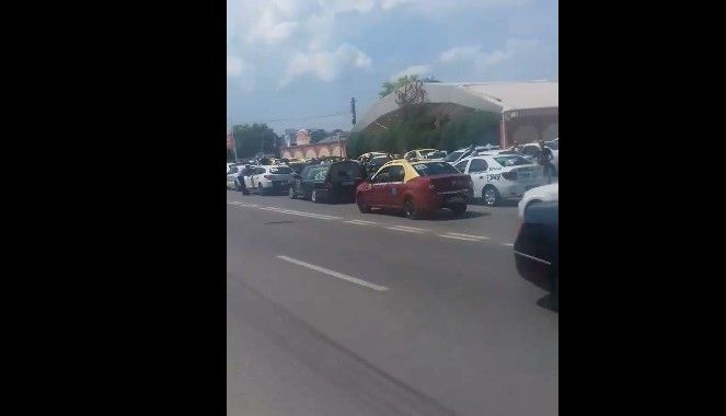 Taximetriștii brăileni și gălățeni i-au adus un omagiu colegului lor mort în accidentul din stația de autobuz