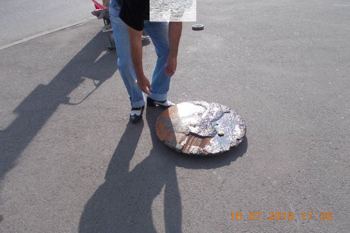 Doi bărbați au găsit un capac de canalizare și s-au gândit să nu-l lase nesupravegheat