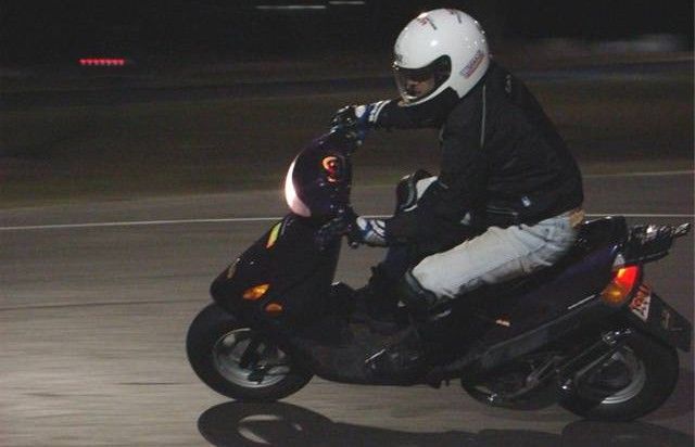 Băut și fără permis, oprit de polițiști în timp ce se deplasa cu mopedul prin Ianca