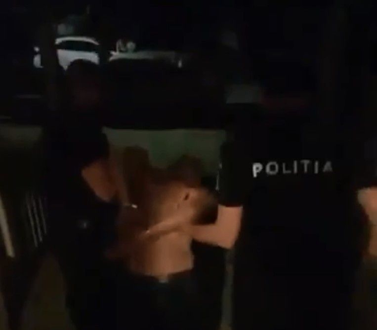 Locatarii unui bloc din Brăila terorizați de un locatar care a distrus casa scării cu o macetă