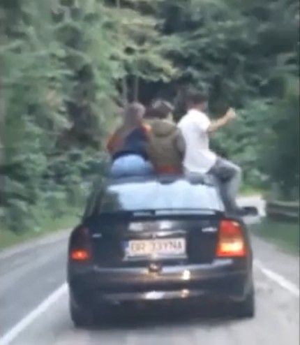 Tineri teribiliști pe capota unei mașini, din Brăila, care se deplasa pe Transfăgărășan