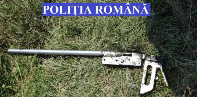 Dispozitiv artizanal tip armă ridicat de polițiști de la un bărbat din localitatea brăileană Pântecani