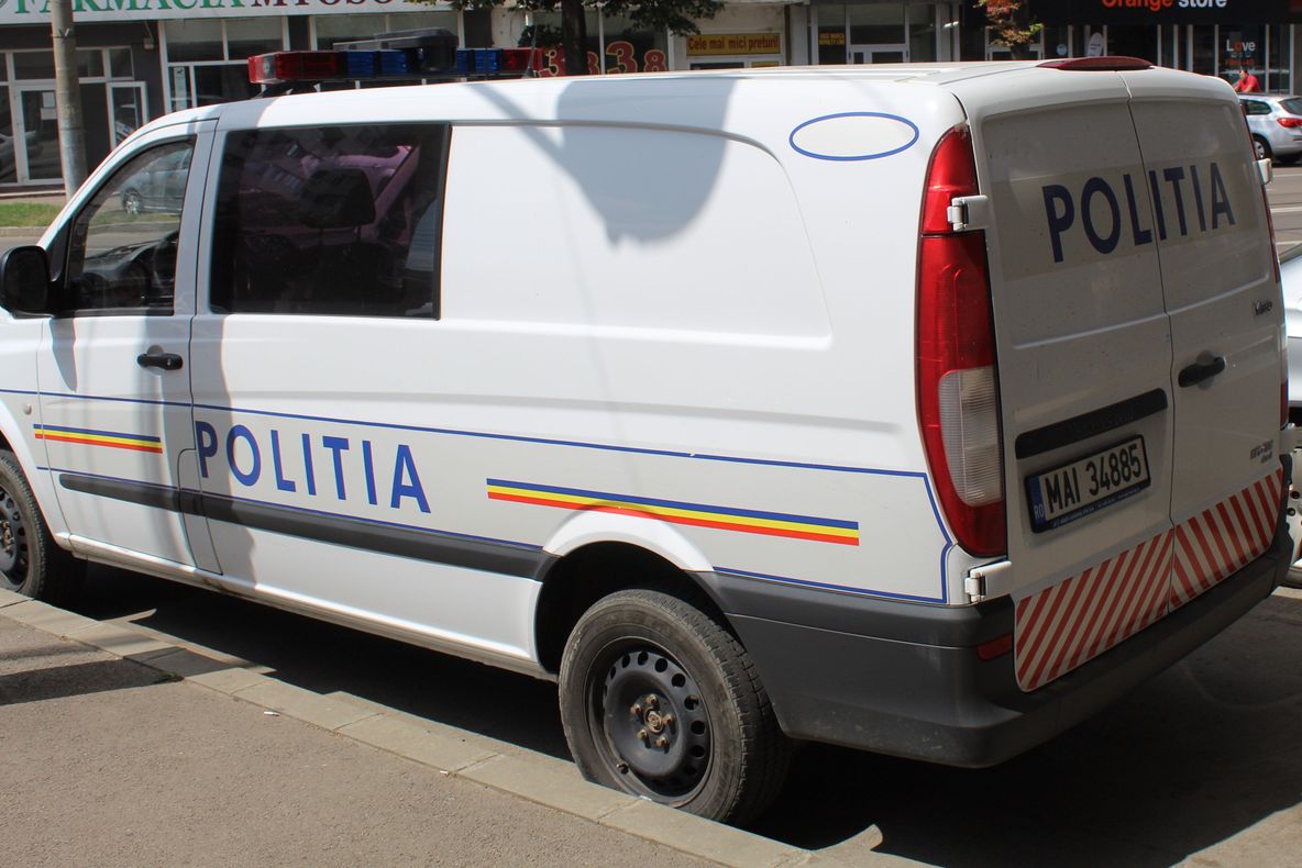 Identificat de polițiști după ce a sustras un portofel dintr-un autoturism