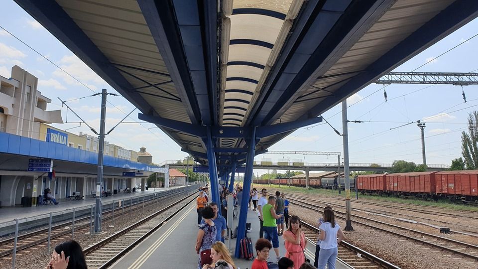 Zeci de brăileni au așteptat în Gară aproape două ore trenul de București