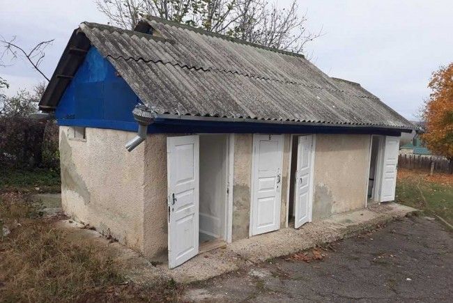 Anul școlar la Brăila a început cu 14 unități școlare având WC-ul în curte