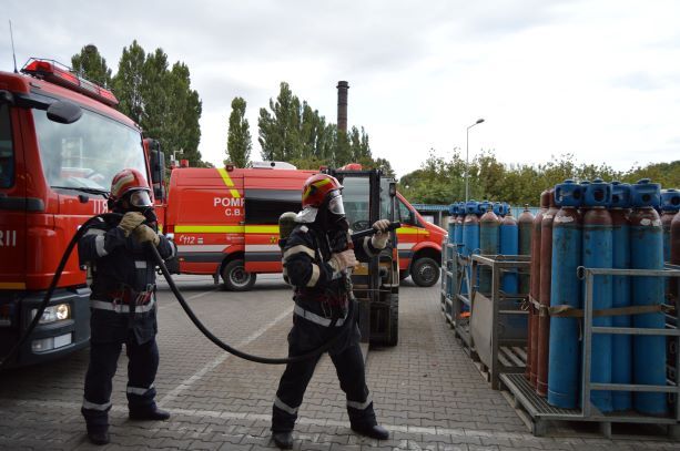 Pericol de explozie cu efect domino! Pompierii s-au descurcat de nota 10!