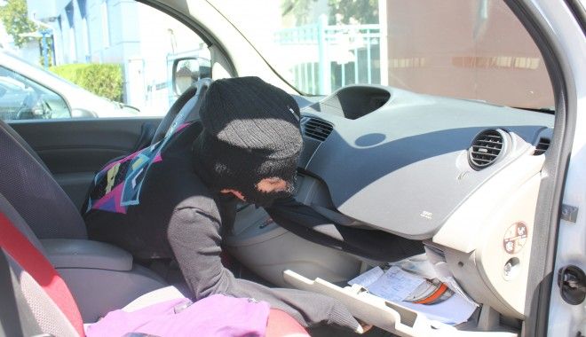 La doar 10 ani, doi copii, din Brăila, s-au specializat în furtul din autoturisme!