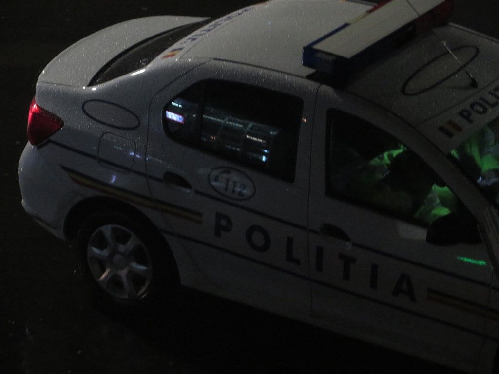 N-a oprit la semnalul polițiștilor, apoi a ieșit cu mașina în ”decor”