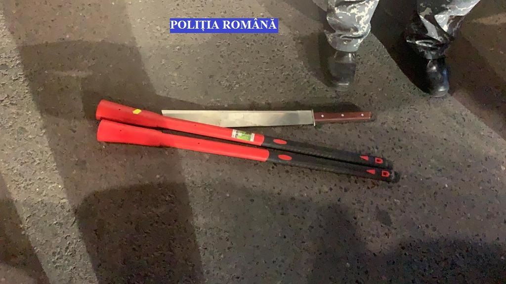 Obiecte periculoase descoperite de polițiștii brăileni în două autoturisme