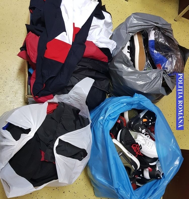 Marfă contrafăcută la vânzare în două magazine din orașul Ianca