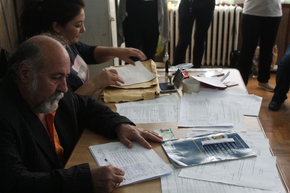 Au fost trași la sorți președinții și locțiitorii secțiilor de votare