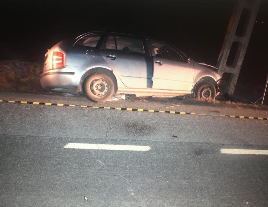 Un șofer băut a intrat cu mașina într-un stâlp pe marginea DJ 221