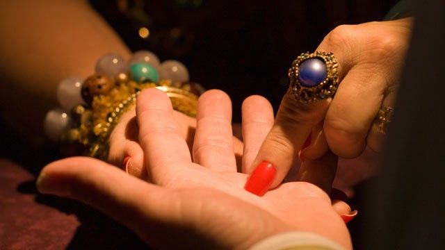 A vrut să afle viitorul și a rămas fără inel!
