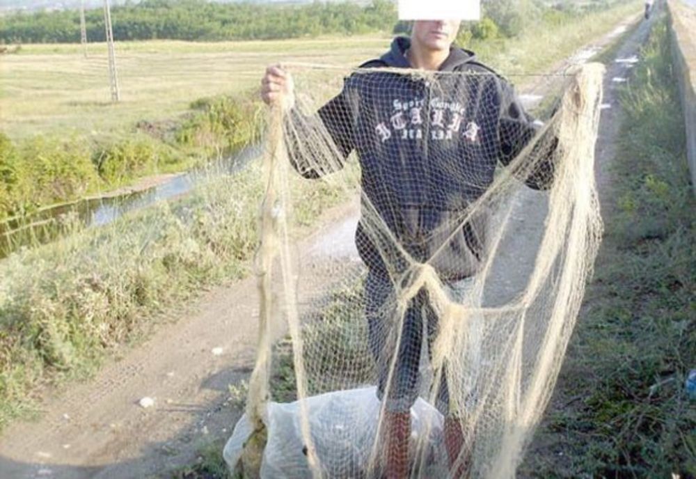Jandarmii au depistat doi bărbați care pescuiau ilegal în Balta Mică