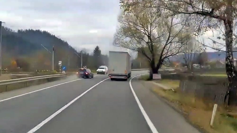 VIDEO ȘOCANT Șofer care putea să producă o tragedie: „Mi se fâlfâie! Da, îl omoram pe ăla, care-i problema? Am asigurare la mașină, mă p.. pe el!”