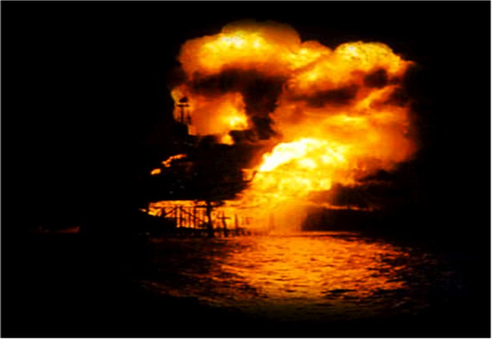 Pompierii se luptă cu flăcările! O barjă, aflată între Tichilești și Chiscani, a luat foc!