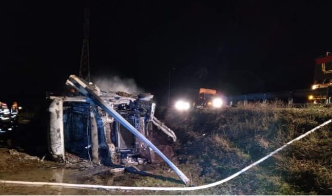 TIR încărcat cu pui congelați răsturnat în județul Constanța