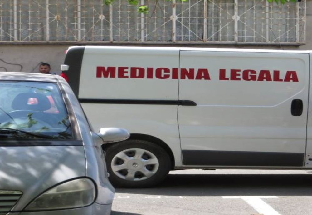 Un bărbat de 66 de ani a fost găsit de soție spânzurat de țeava de gaze