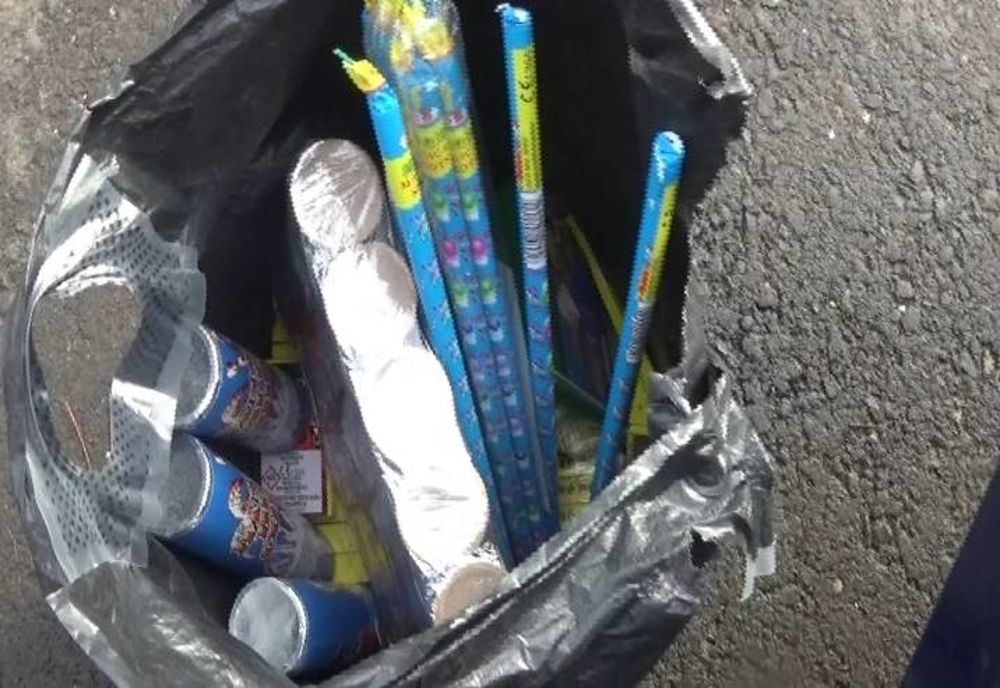 Materiale pirotehnice vândute la colț de stradă confiscate de polițiști