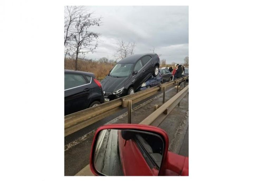 Aglomerația din preajma sărbătorilor a dus la două tamponări cu 8 mașini implicate