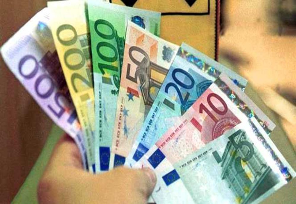 Leul pierde ușor teren în fața euro. Lira sterlină, aproape de record
