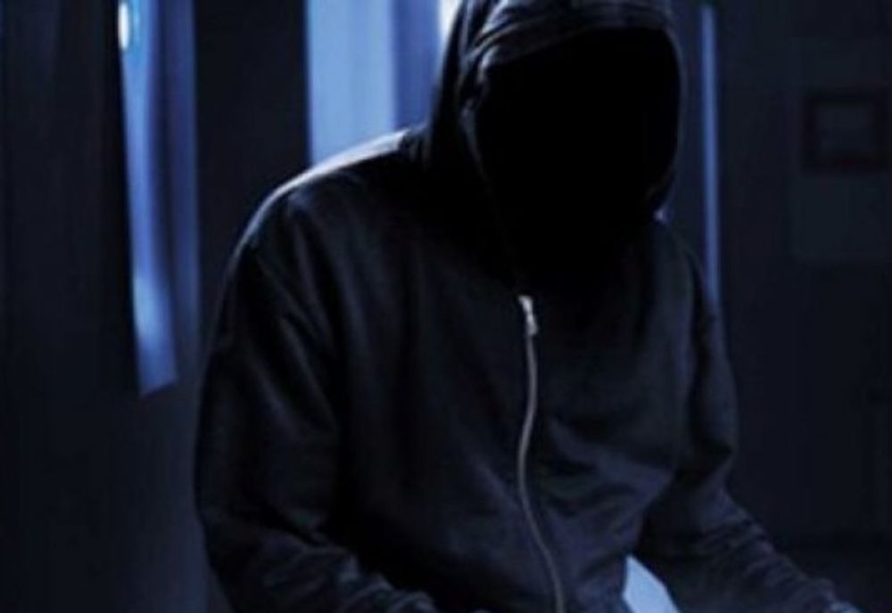 Atacat de indivizi cu cagule care i-au smuls sacoșa cu bani din mână