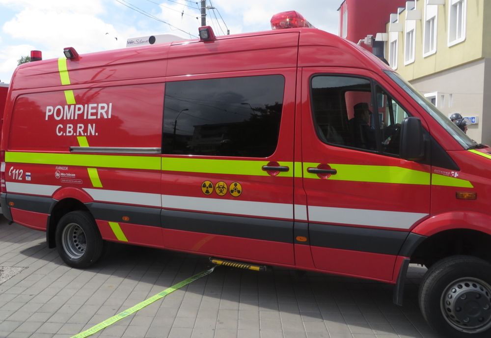 Specialiștii CBRN de la ISU Brăila au intervenit la Galați pentru a stabili de unde provine mirosul înțepător de pe scara unui bloc 