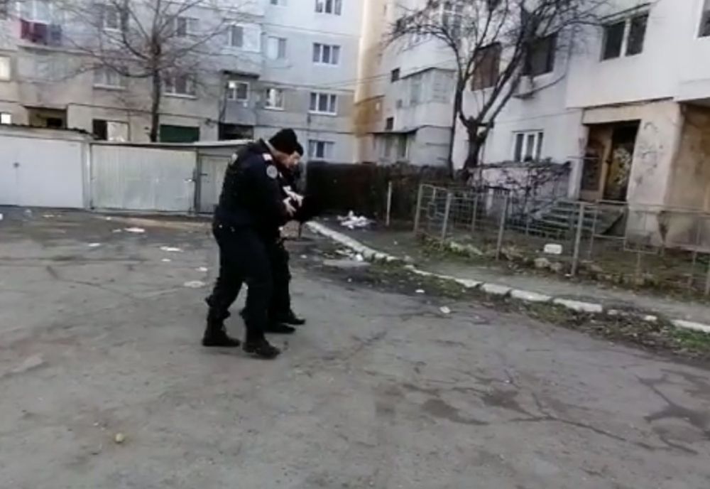 Video: Tânărul care a făcut scandal în bancă a fost internat la psihiatrie