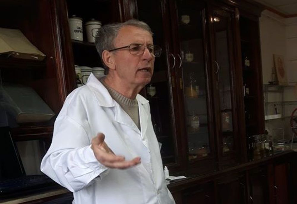 Un farmacist din Brăila prepară alcool farmaceutic